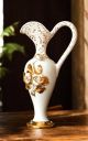 Amphore aus edler Keramik, verziert mit Rosen, Swarovski-Kristallen und Goldverzierungen.
