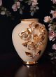Elegante Keramikvase mit Rosen, Swarovski-Kristallen und goldenen Details, handgefertigt.