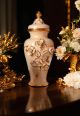 Hochwertige Keramikvase, verziert mit Rosen, Swarovski-Kristallen und goldenen Details.