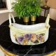 Tafelaufsatz, Keramikkorb mit Blumen und raffinierten goldenen Details, handgefertigt.