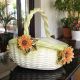 Tafelaufsatz, Keramikkorb mit Blumen und feinen goldenen Details verziert, handgefertigt.