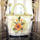 Tasche, Tischdekoration aus Keramik, geschmückt mit Blumen und goldenen Details, handgefertigt.