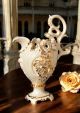 Künstlerische Keramikamphore, mit Rosen, Swarovski-Kristallen und goldenen Details, handgefertigt.