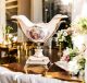 Edler Tortenständer aus Keramik, verziert mit barocken Motiven und goldenen Details, handgefertigt.