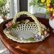Keramik-Mittelstück, verziert mit Blumen und goldenen Details, vollständig von Hand gefertigt.