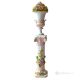 Vase mit Säule aus kunstvoller Keramik, verziert mit Rosen, Swarovski-Kristallen und goldenen Details.