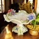 Ständer, künstlerisches Keramik-Mittelstück, verziert mit Blumen und goldenen Details, handgefertigt