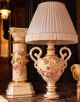 Elegante Tischleuchte mit Keramiksäule, Stehleuchte mit Rosé-, Gold- und Kristalldekor