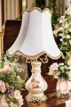 Lampe aus edler Keramik mit eleganten Blumen- und Goldverzierungen, handgefertigt.