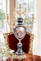 4-flammiger Kerzenleuchter mit Dame und Ritter aus hochwertiger Keramik, mit Goldverzierungen, handgefertigt.