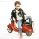 RINGO – Sorgfältige Details, Capodimonte-Puppe auf einer farbigen Vespa.