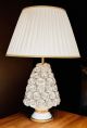 Tischlampe. künstlerische Keramik, verziert mit Rosen, Swarovski-Kristallen mit goldenen Details.