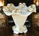 Hochwertige Keramikvase, verziert mit Rosen, Swarovski-Kristallen und goldenen Details.