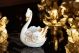 Keramikschwan im Barockstil, Tischdekoration verziert mit Rosen, Kristallen und goldenen Details.
