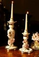 Set aus 2 Kerzenleuchtern aus edler Keramik, verziert mit Rosen und goldenen Details, handgefertigt.