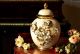 Künstlerische Keramikvase mit Rosen, Swarovski-Kristallen und goldenen Details, handgefertigt.