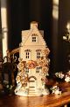 Kerzenhalter aus edler Keramik, verziert mit Rosen, Kristallen und goldenen Details, handgefertigt.