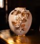 Elegante Keramikvase, verziert mit Rosen, Swarovski-Kristallen und goldenen Details.