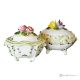 Set aus 2 dekorativen Boxen aus edler Keramik, verziert mit Blumen und goldenen Details.