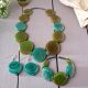 Exklusives Set handgefertigten Schmucks aus Muranoglas: Halskette, Armband und Ohrringe.